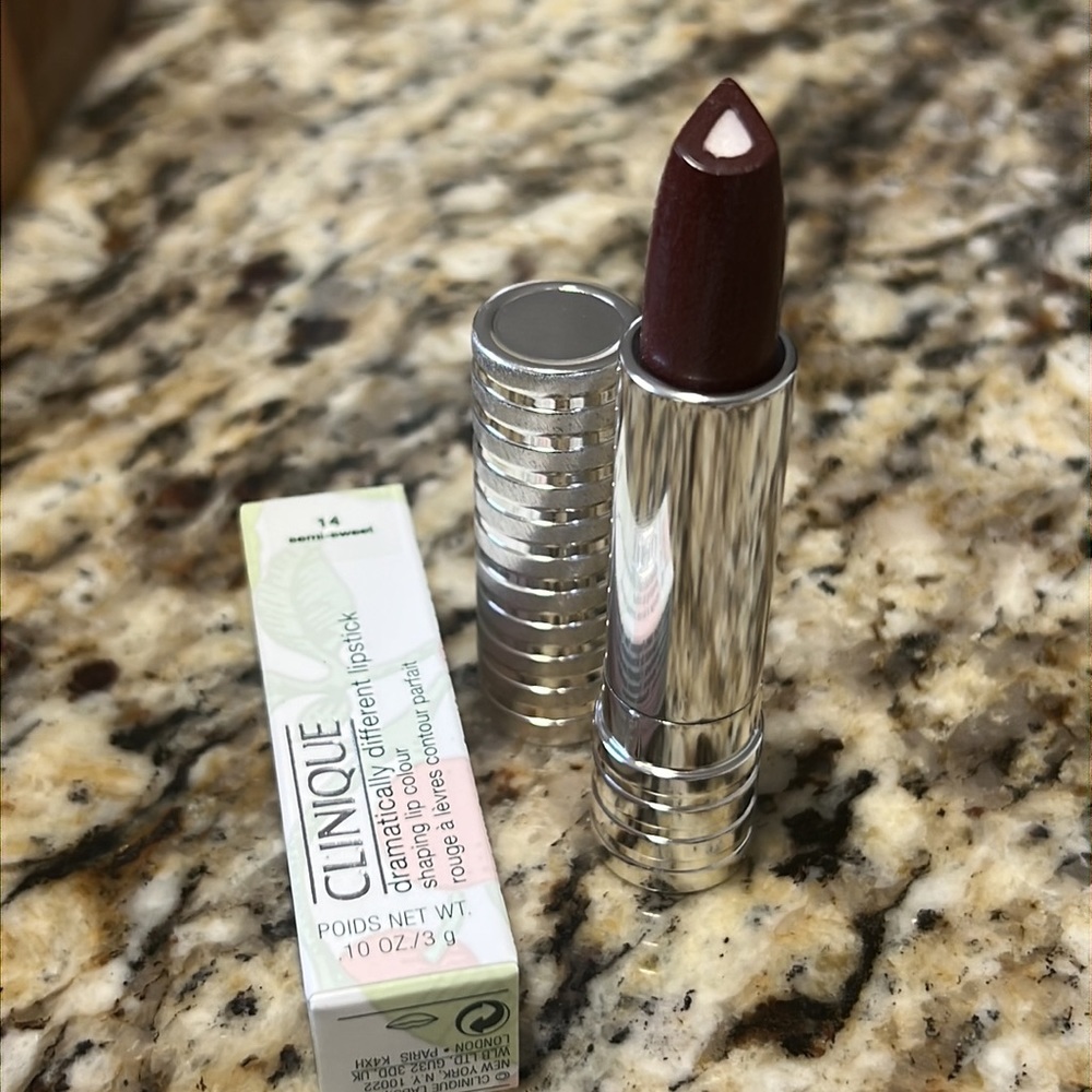 🌙💕Clinique Semi Sweet Dramatically Different Lipstick - Picture 4 of 10